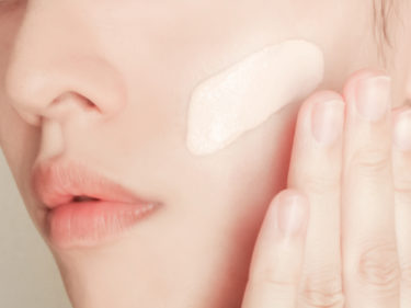 汗ばむ肌にテカりにくいベースメイク術