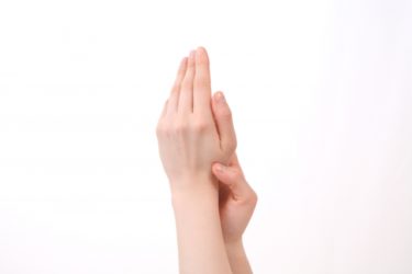 老けて見える手肌を若々しく艶々に見えさせる方法